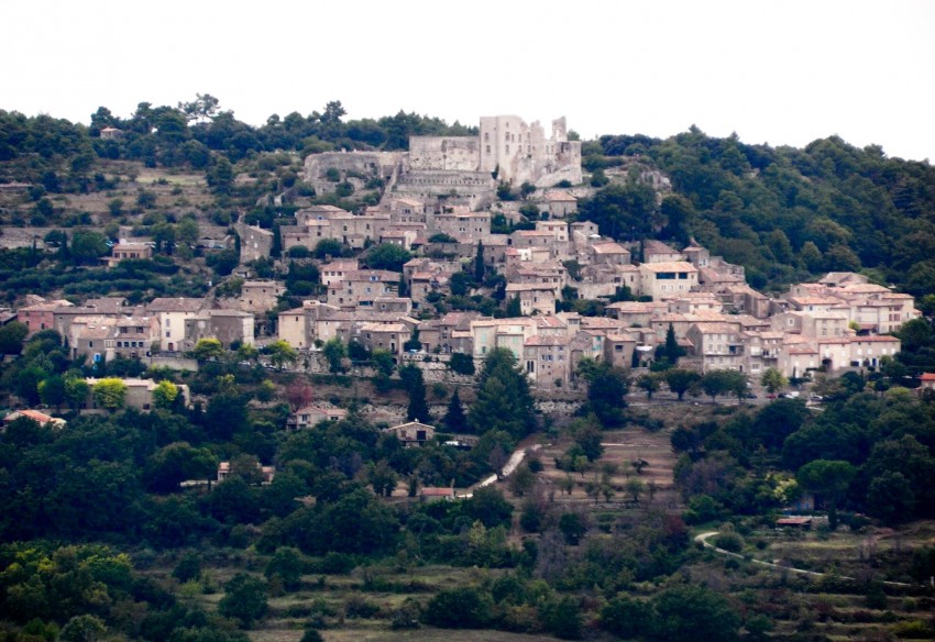 Lacoste - libertinaj absolut in inima Provence-ului