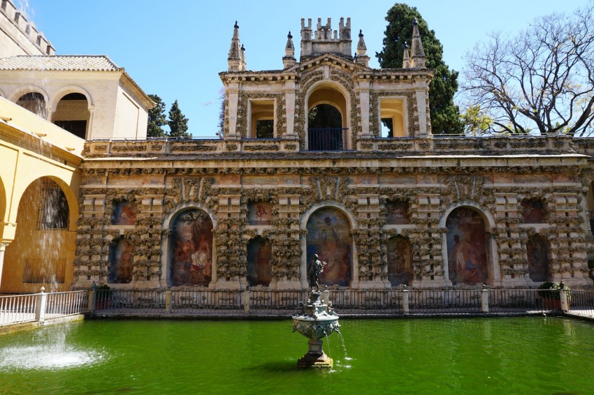 On set at Game of Thrones or one of the most famous film décors in the world: Real Alcazar