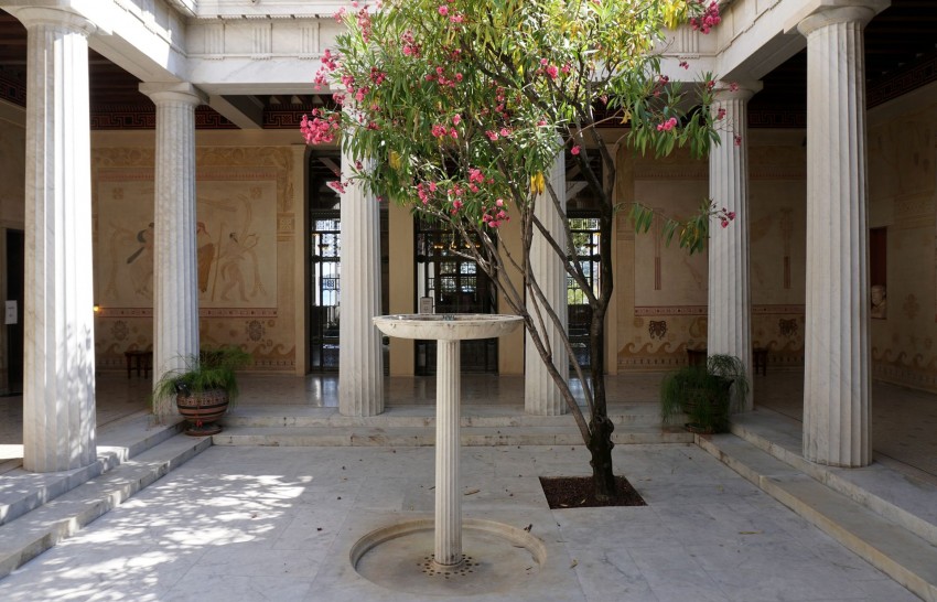 The Greek classic, the Belle Époque elegance and the Rotschild extravagance or the Villa Kerylos in 5 essentials