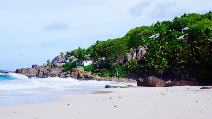 The 10 most beautiful beach-hotels in the world: a ”colored” version