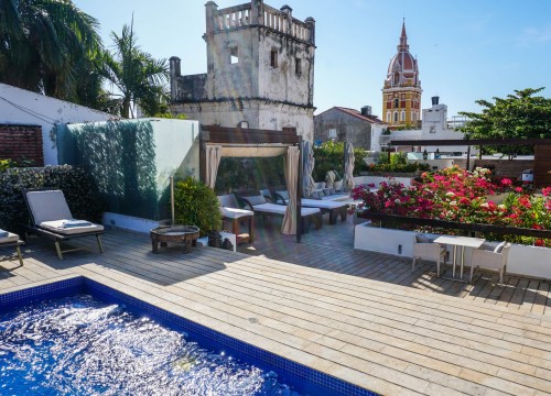 Legends, mantón and love in a…hotel