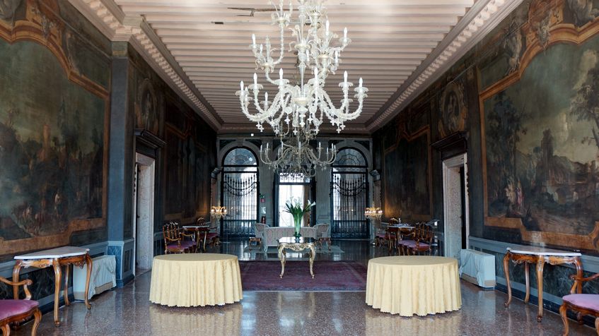 salonul Il Portego cu picturile lui Andrea Urbani, Hotel Ca&acute;Sagredo