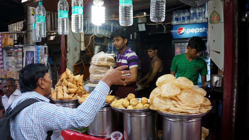 Vada pav in Mumbai pe strada