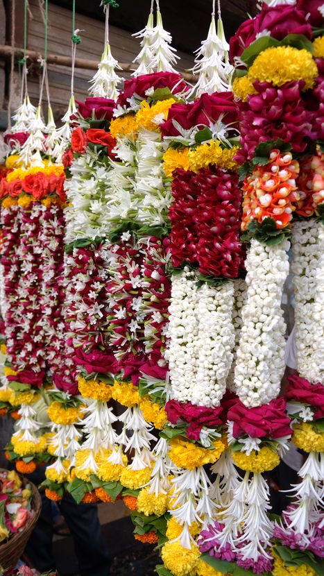 Ghirlande in Dadar Flower Market, Mumbai, India