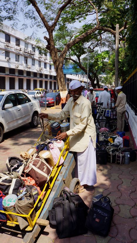 Sufertasele Dabbawallas-ilor, din Mumbai, India
