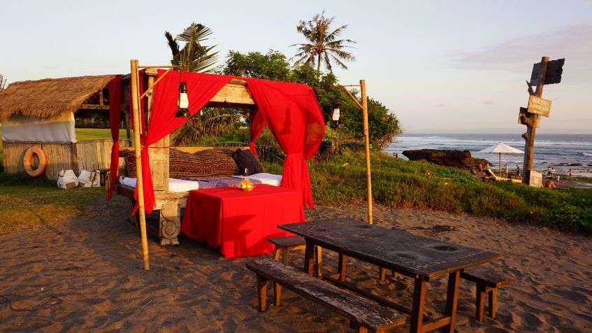Baldachin din lemn, pe plaja din Bali