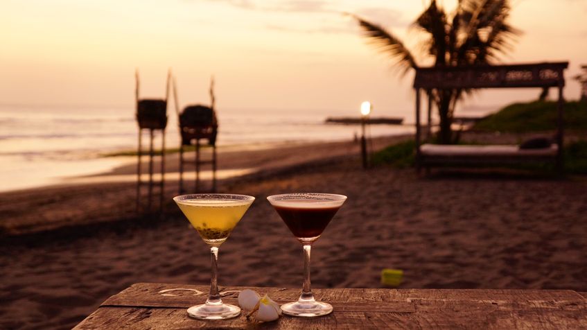 Cocktail-uri servite pe plaja